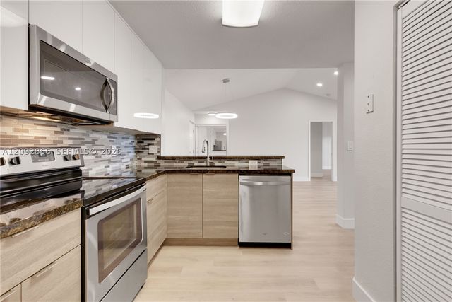 10125 W Sunrise Blvd 302, Plantation, FL 33322