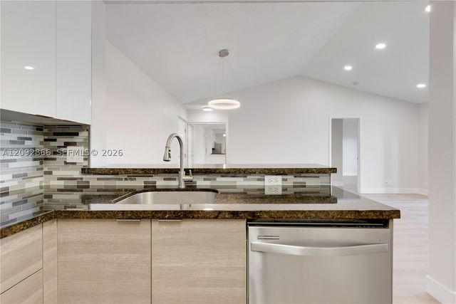 10125 W Sunrise Blvd 302, Plantation, FL 33322