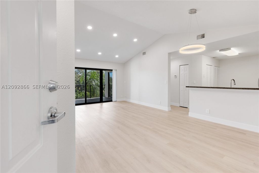 10125 W Sunrise Blvd 302, Plantation, FL 33322