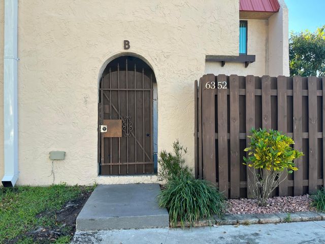 6352 Seven Springs Boulevard, Greenacres, FL 33463