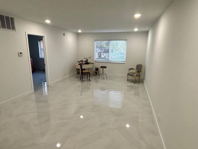 136 NE 19th Court 112f, Wilton Manors, FL 33305