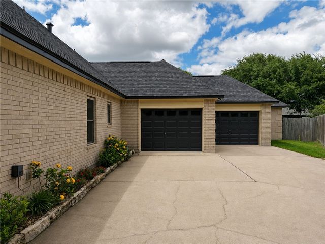 311 Gulfton Dr, Portland, TX 78374