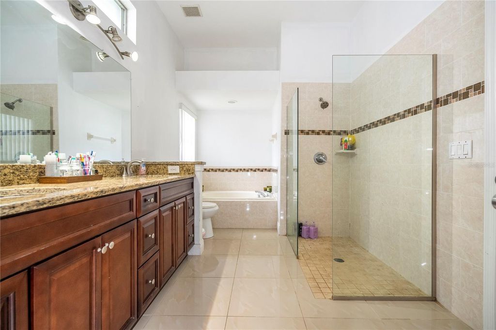 Image 18 of property listing at 2547 RACCOON RUN LANE, Orlando, FL 32837