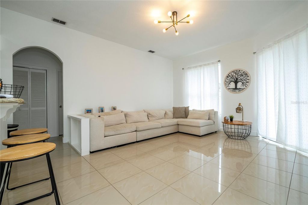 Image 5 of property listing at 2547 RACCOON RUN LANE, Orlando, FL 32837