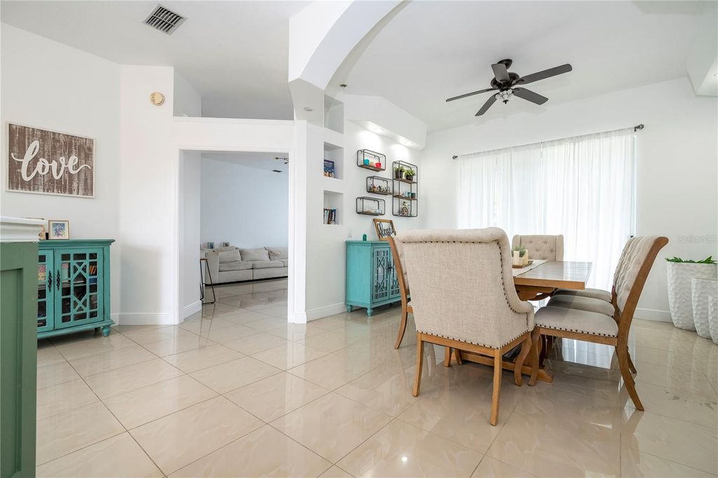 Image 9 of property listing at 2547 RACCOON RUN LANE, Orlando, FL 32837