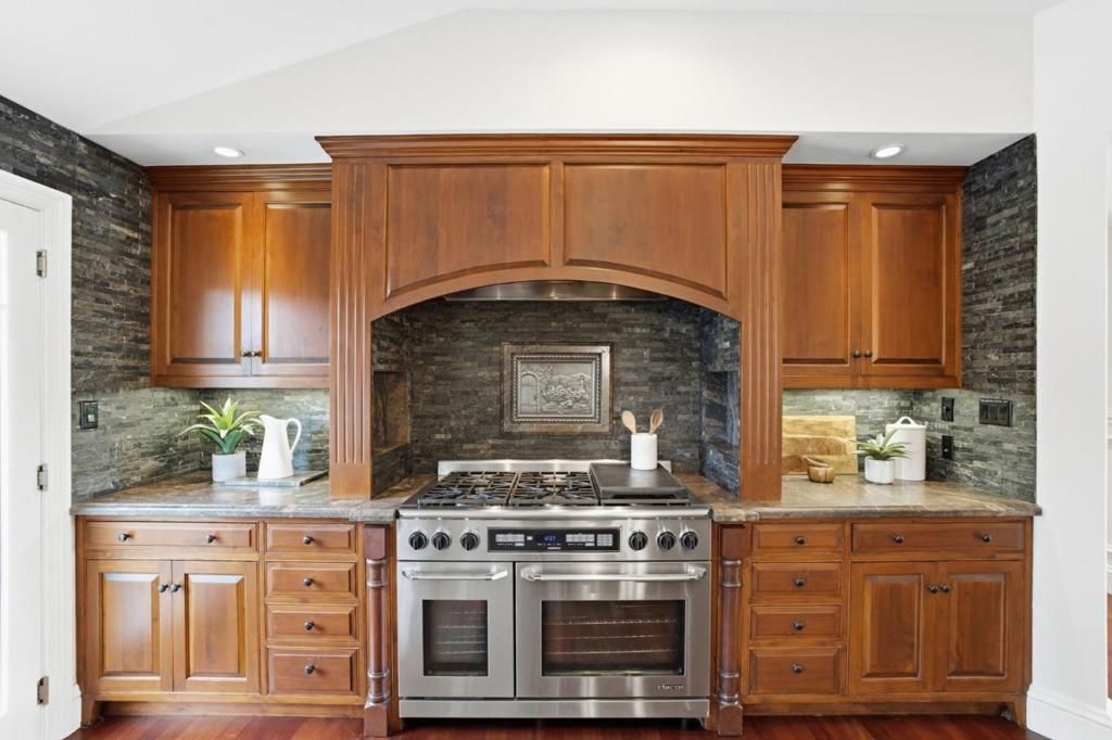 Image 23 of property listing at 10 Alderlee Way, San Carlos, CA 94070