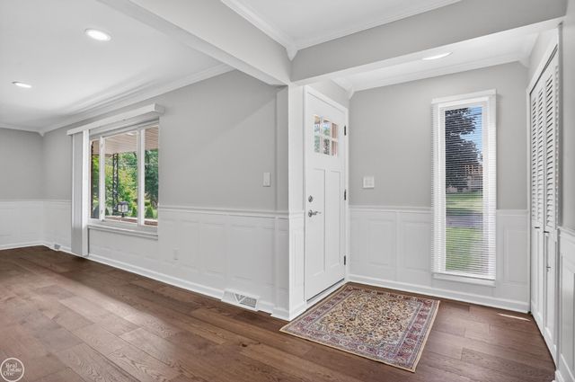 8650 Sandy Crest Drive, White Lake Twp, MI 48386