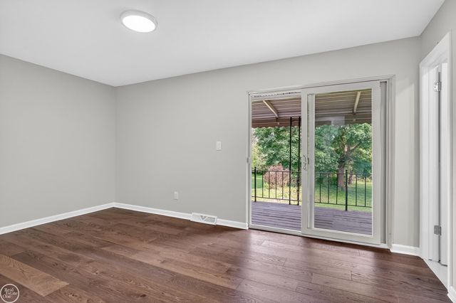 8650 Sandy Crest Drive, White Lake Twp, MI 48386