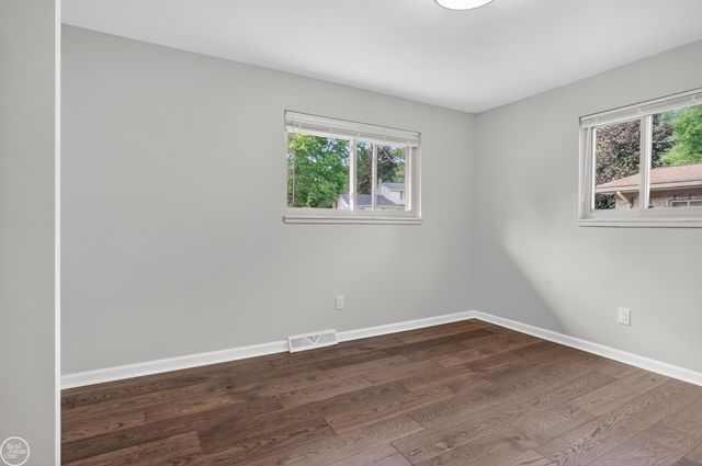 8650 Sandy Crest Drive, White Lake Twp, MI 48386