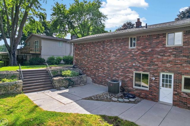 8650 Sandy Crest Drive, White Lake Twp, MI 48386