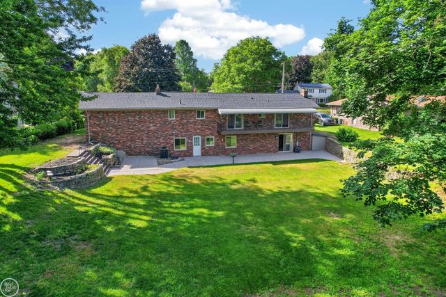 8650 Sandy Crest Drive, White Lake Twp, MI 48386