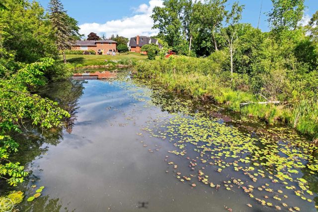 8650 Sandy Crest Drive, White Lake Twp, MI 48386