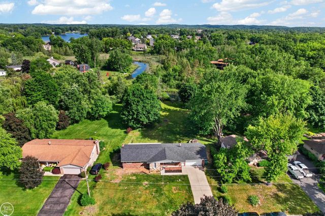 8650 Sandy Crest Drive, White Lake Twp, MI 48386