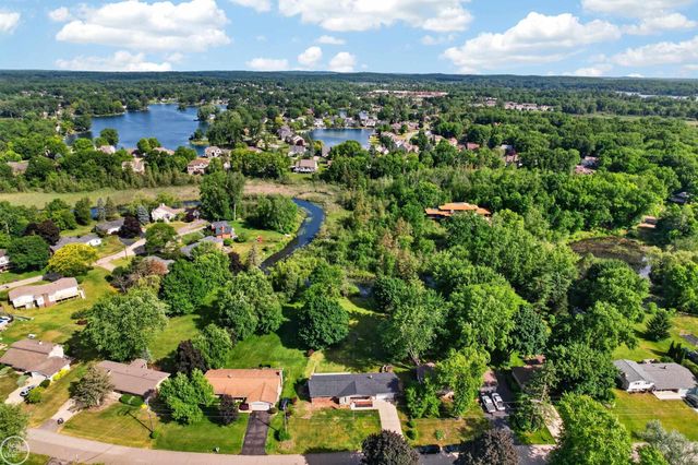 8650 Sandy Crest Drive, White Lake Twp, MI 48386