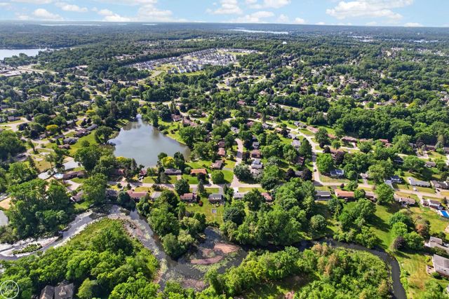 8650 Sandy Crest Drive, White Lake Twp, MI 48386