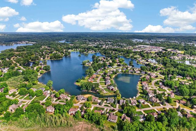 8650 Sandy Crest Drive, White Lake Twp, MI 48386