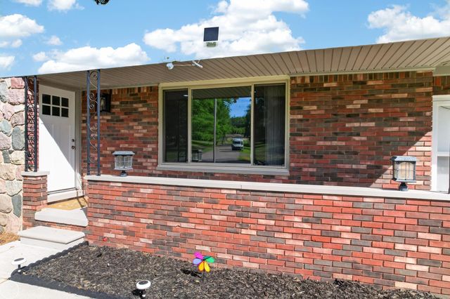 8650 Sandy Crest Drive, White Lake Twp, MI 48386