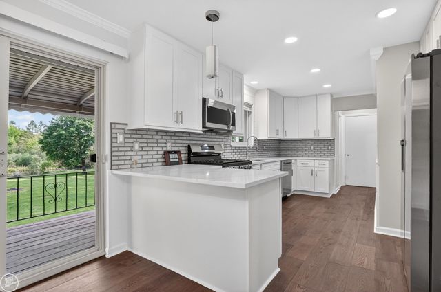 8650 Sandy Crest Drive, White Lake Twp, MI 48386