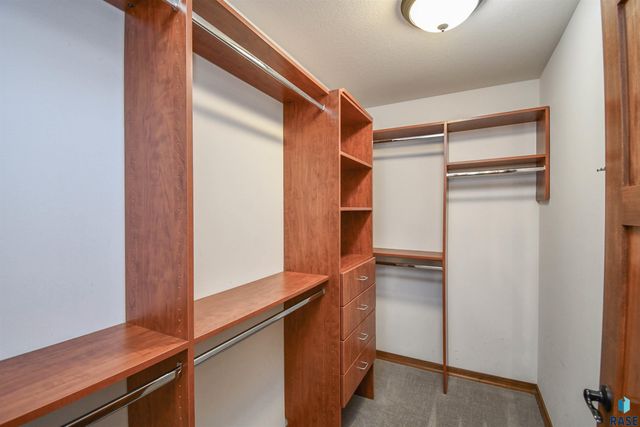 2204 S Silverthorne Ave Avenue, Sioux Falls, SD 57110