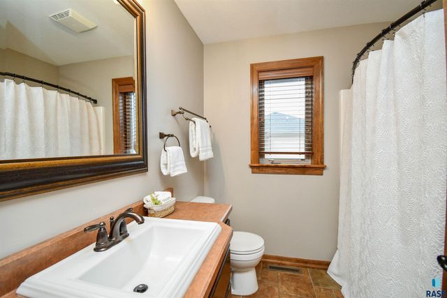 2204 S Silverthorne Ave Avenue, Sioux Falls, SD 57110