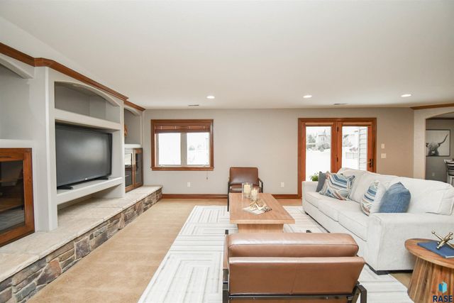 2204 S Silverthorne Ave Avenue, Sioux Falls, SD 57110