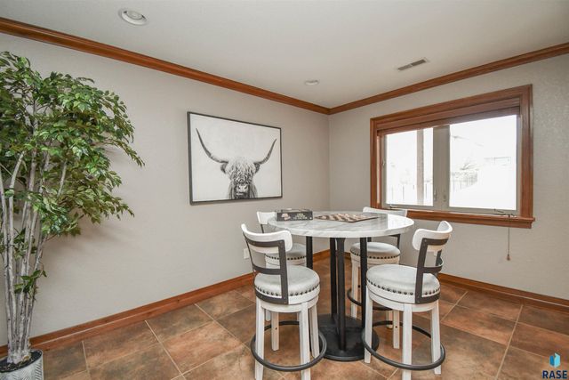 2204 S Silverthorne Ave Avenue, Sioux Falls, SD 57110