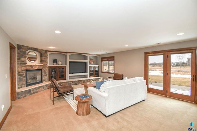 2204 S Silverthorne Ave Avenue, Sioux Falls, SD 57110