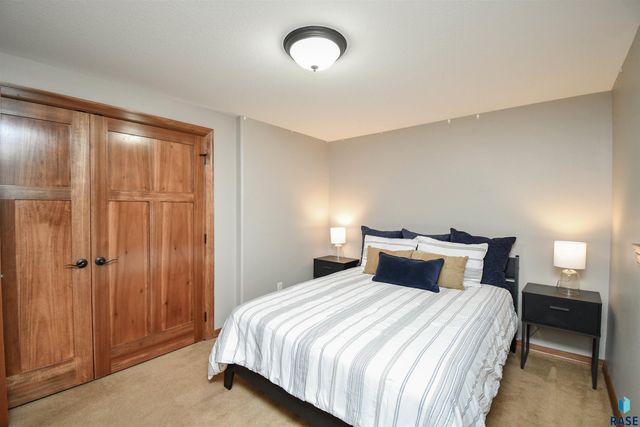 2204 S Silverthorne Ave Avenue, Sioux Falls, SD 57110