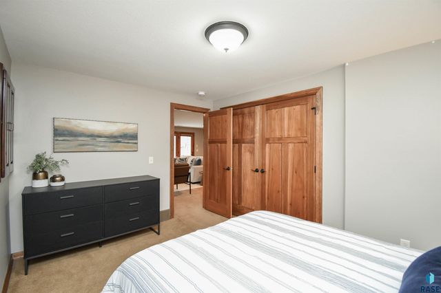 2204 S Silverthorne Ave Avenue, Sioux Falls, SD 57110