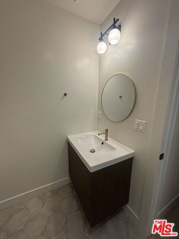 16130 Devonshire Street, Granada Hills (los Angeles), CA 91344