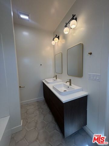 16130 Devonshire Street, Granada Hills (los Angeles), CA 91344