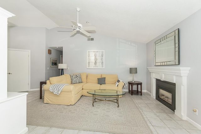 3276 W Spruce Avenue, Fresno, CA 93711