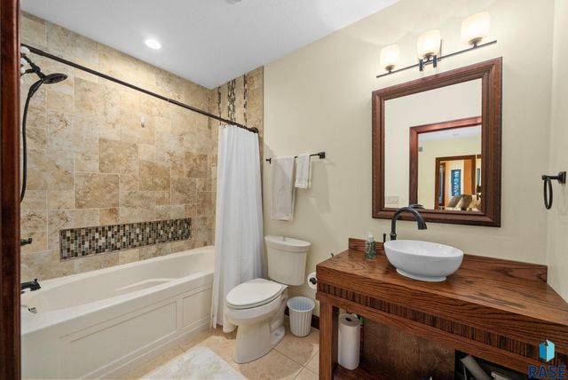 5100 Grouse Point Pl, Sioux Falls, SD 57108