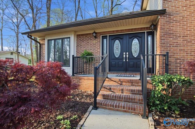 121 Fairington Road NW, Huntsville, AL 35806