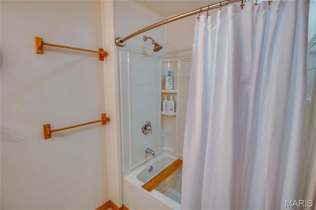 Image 21 of property listing at 20095 Hidden Lakes Lane, Brighton, IL 62012