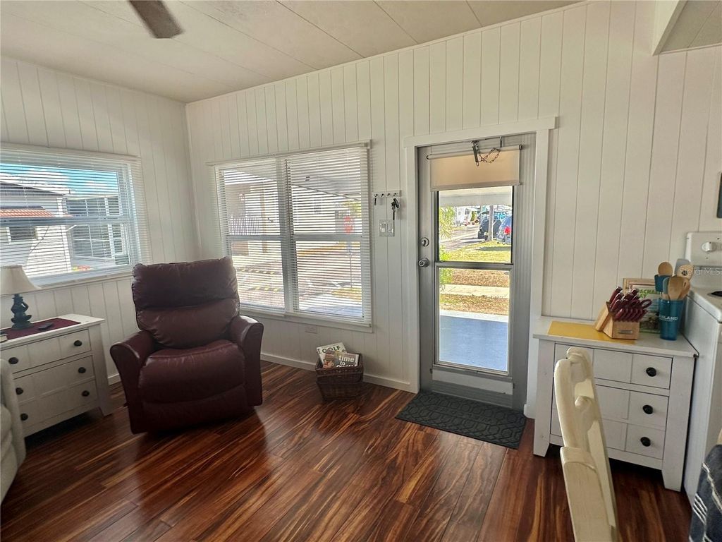Image 11 of property listing at 1501 25TH AVENUE DRIVE W, Bradenton, FL 34205