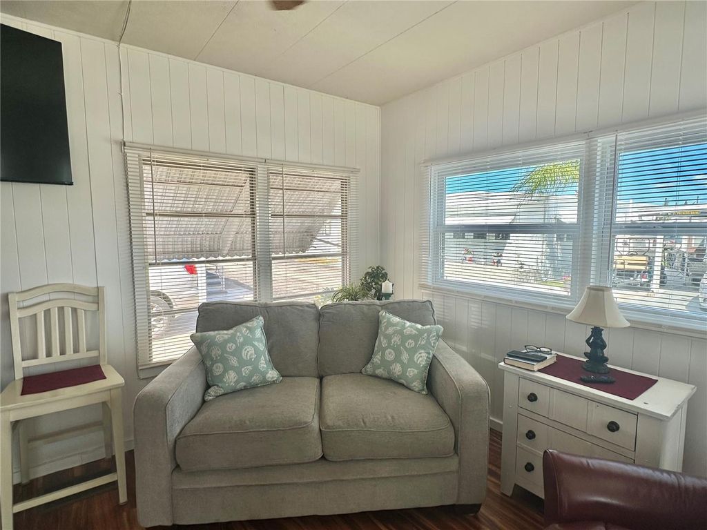 Image 13 of property listing at 1501 25TH AVENUE DRIVE W, Bradenton, FL 34205
