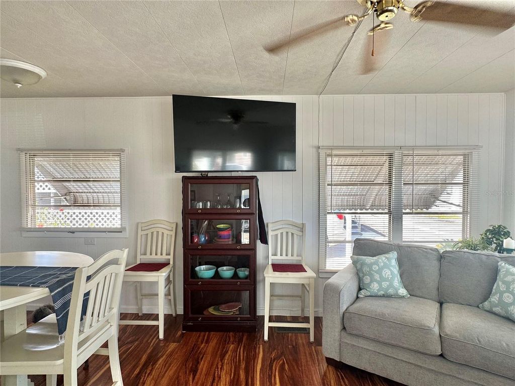 Image 14 of property listing at 1501 25TH AVENUE DRIVE W, Bradenton, FL 34205