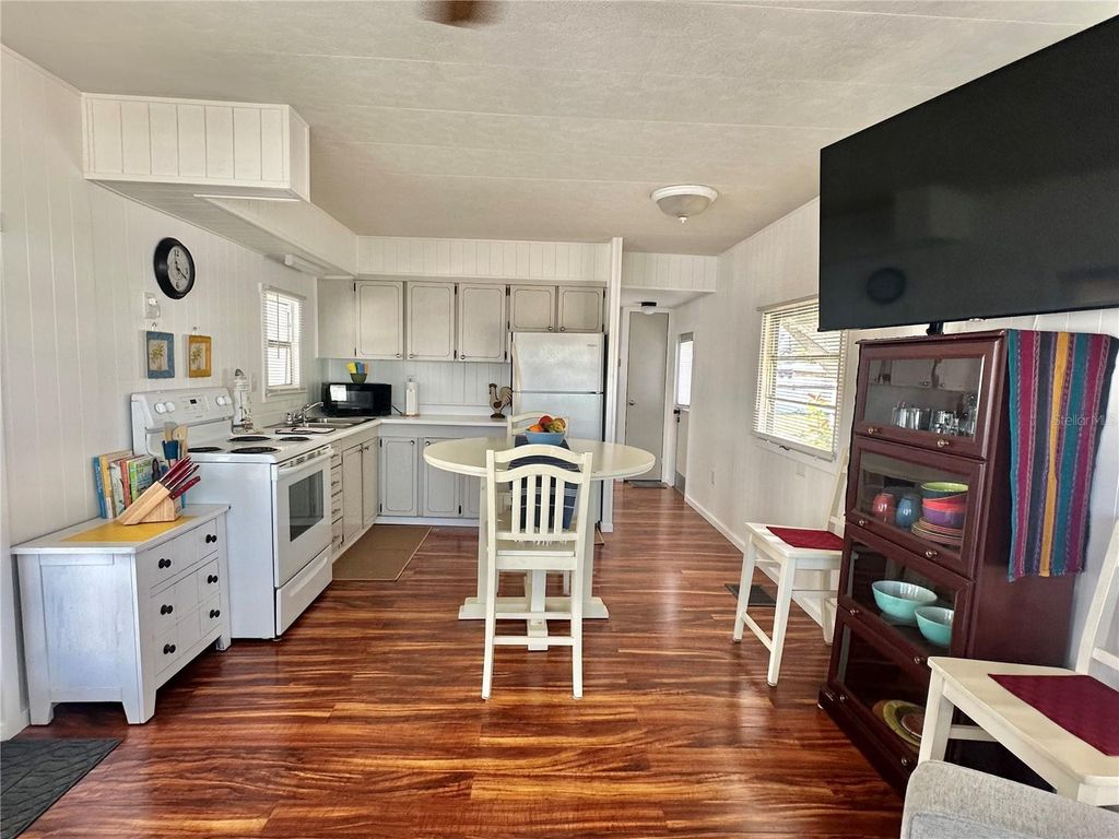 Image 15 of property listing at 1501 25TH AVENUE DRIVE W, Bradenton, FL 34205