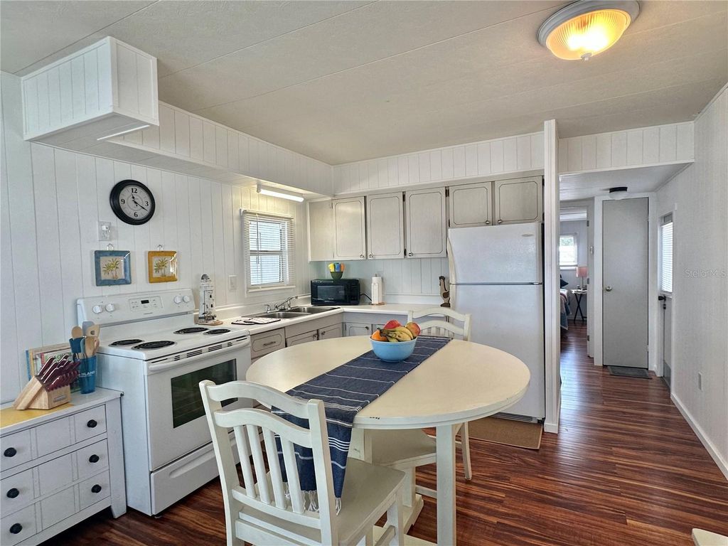 Image 16 of property listing at 1501 25TH AVENUE DRIVE W, Bradenton, FL 34205