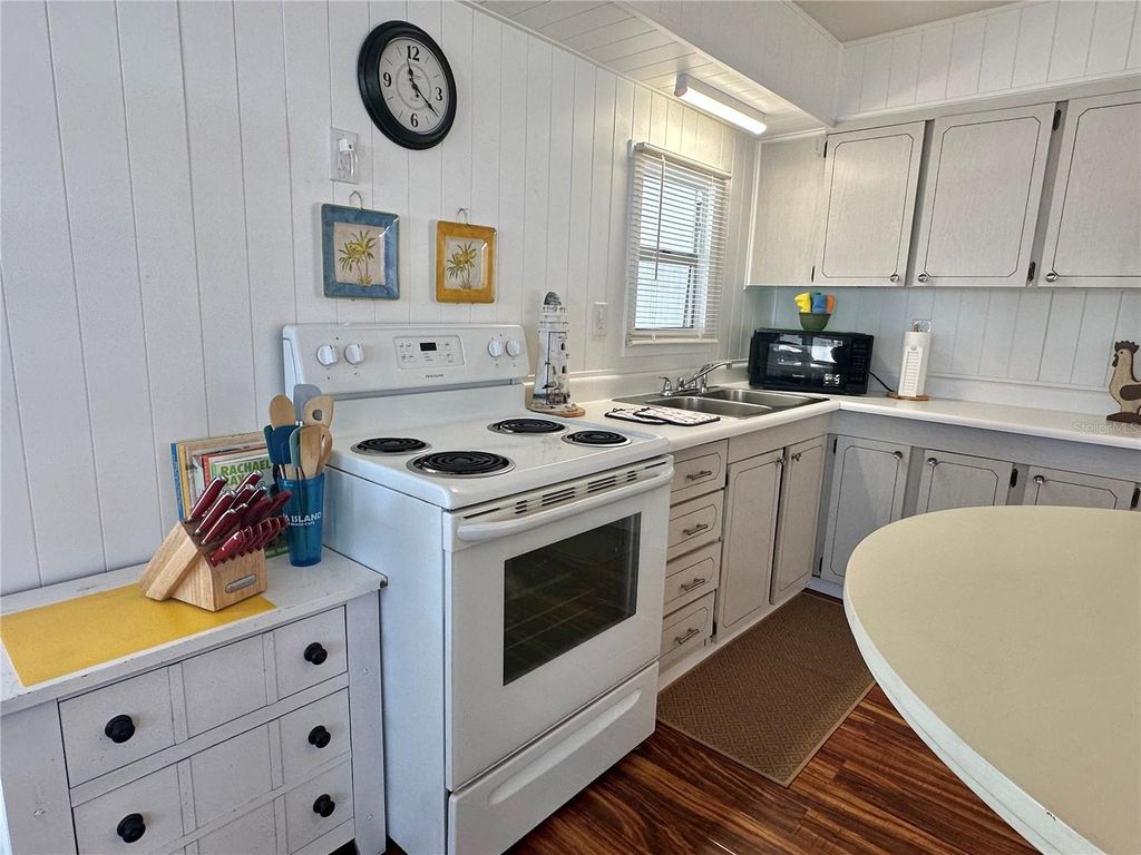 Image 17 of property listing at 1501 25TH AVENUE DRIVE W, Bradenton, FL 34205