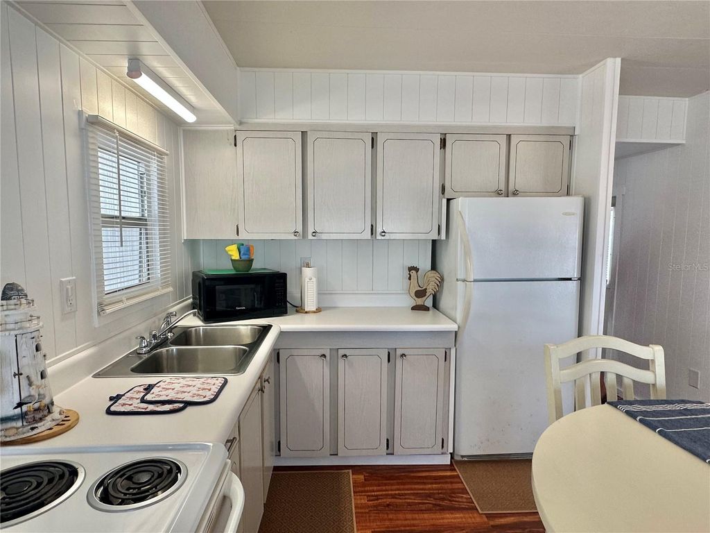 Image 18 of property listing at 1501 25TH AVENUE DRIVE W, Bradenton, FL 34205