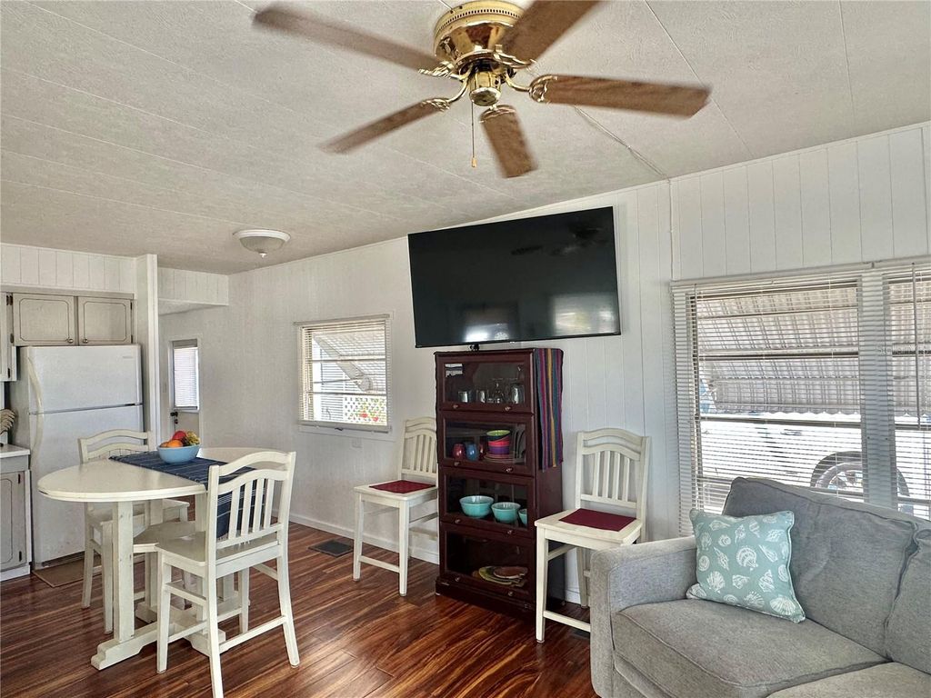 Image 19 of property listing at 1501 25TH AVENUE DRIVE W, Bradenton, FL 34205