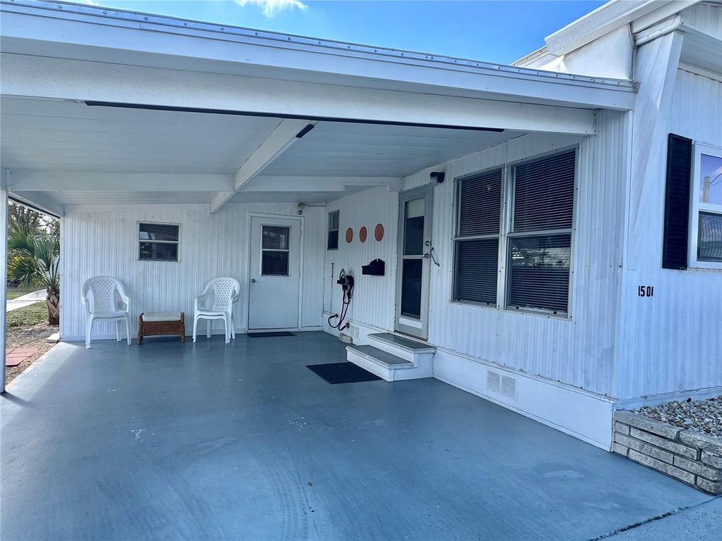 Image 4 of property listing at 1501 25TH AVENUE DRIVE W, Bradenton, FL 34205