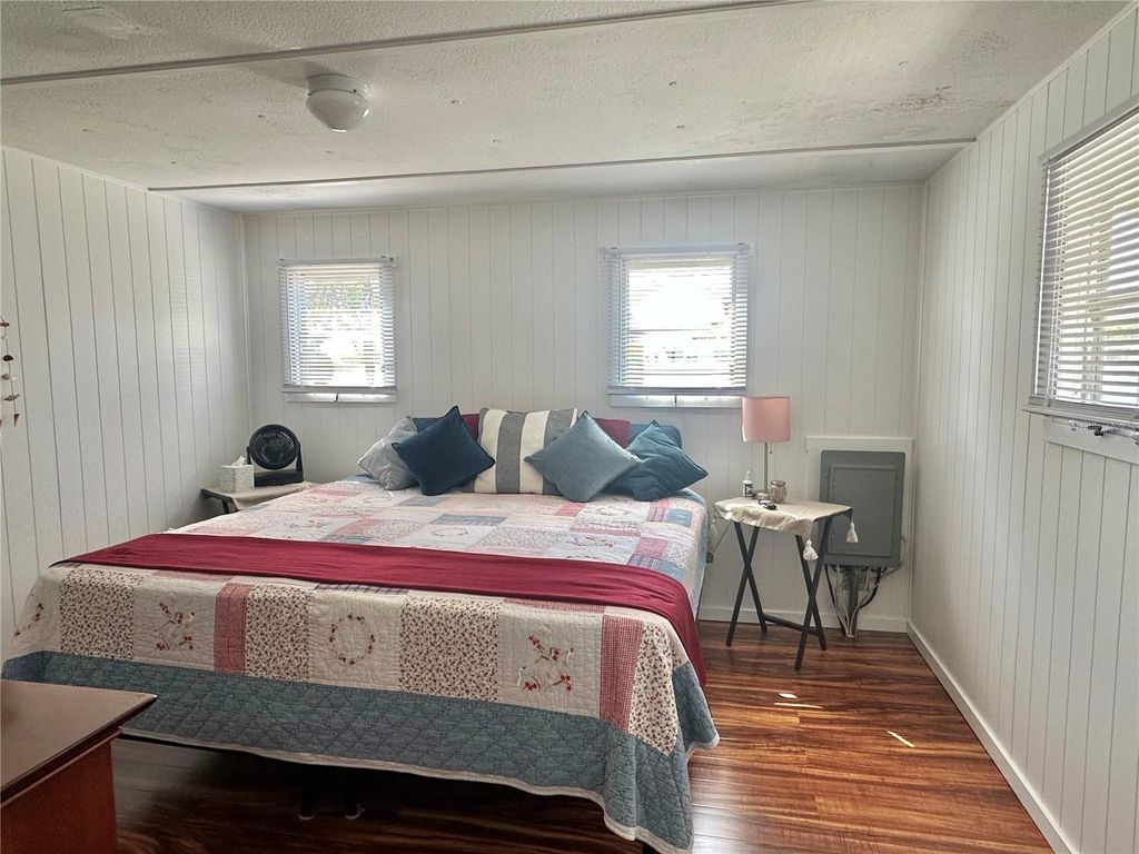 Image 31 of property listing at 1501 25TH AVENUE DRIVE W, Bradenton, FL 34205