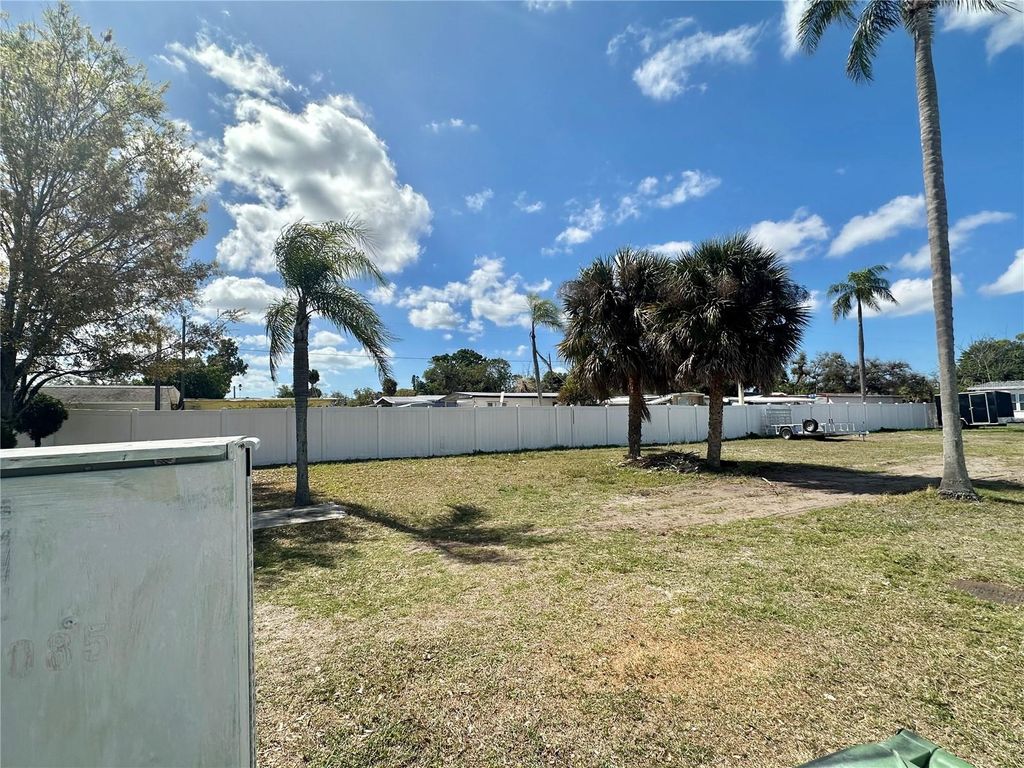 Image 6 of property listing at 1501 25TH AVENUE DRIVE W, Bradenton, FL 34205