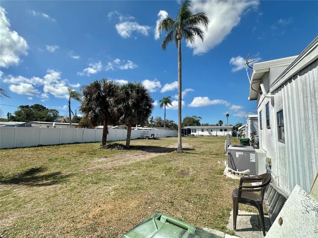 Image 7 of property listing at 1501 25TH AVENUE DRIVE W, Bradenton, FL 34205