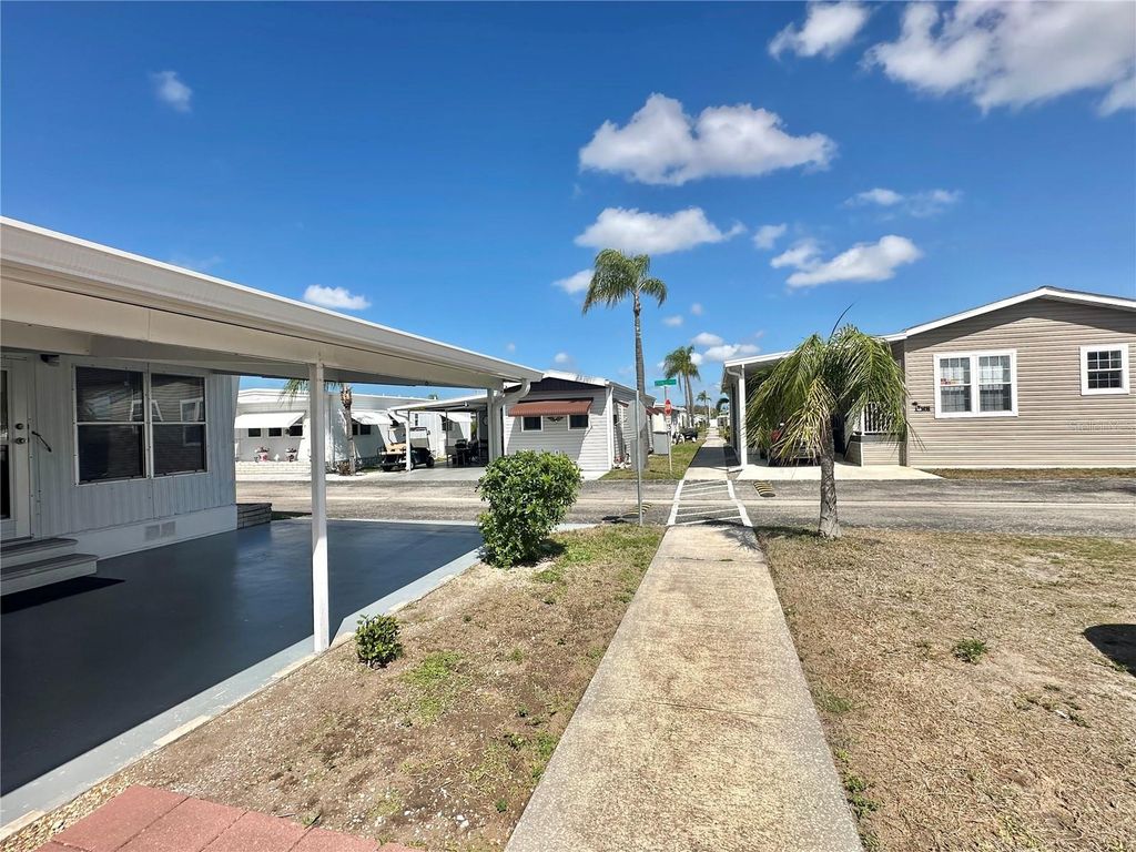 Image 8 of property listing at 1501 25TH AVENUE DRIVE W, Bradenton, FL 34205