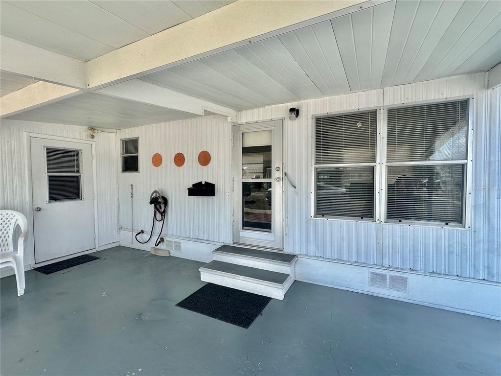 Image 9 of property listing at 1501 25TH AVENUE DRIVE W, Bradenton, FL 34205