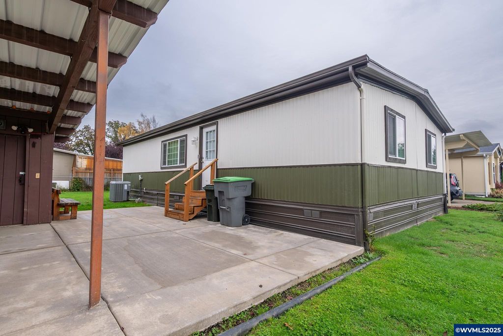 Image 2 of property listing at 1419 NW 8th St, Mcminnville, OR 97128